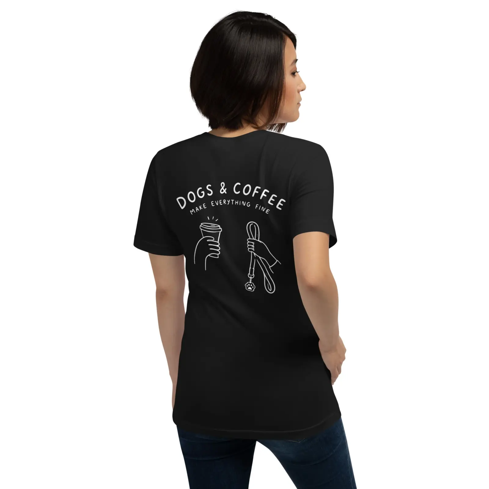Dogs and coffe make everything fine | T-shirt i svart från Dogdays