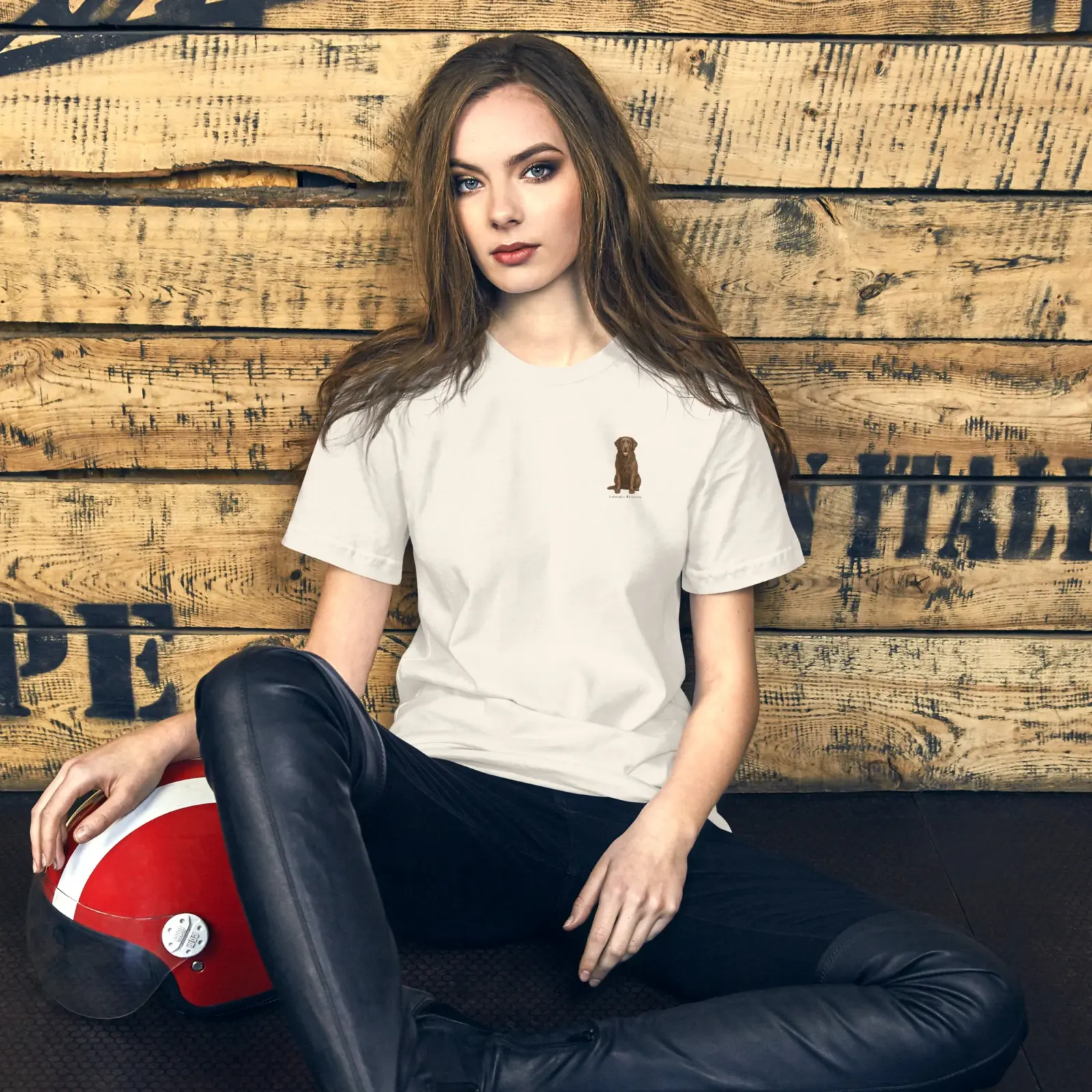Brun labrador | T-shirt i vit från Dogdays