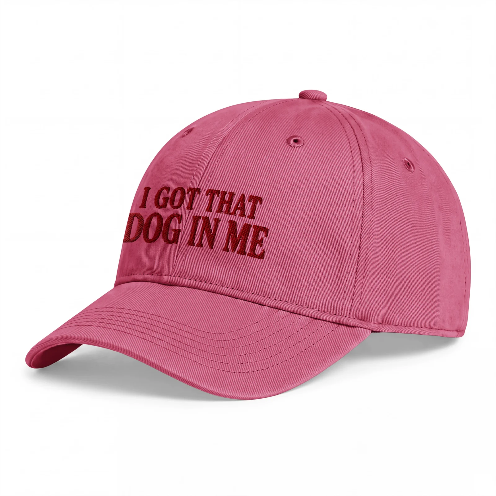 Karmosinröd Dad Cap, sedd snett framifrån – Got that dog