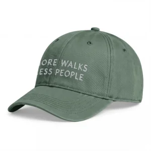Mossgrön Dad Cap, sedd snett framifrån – More Walks