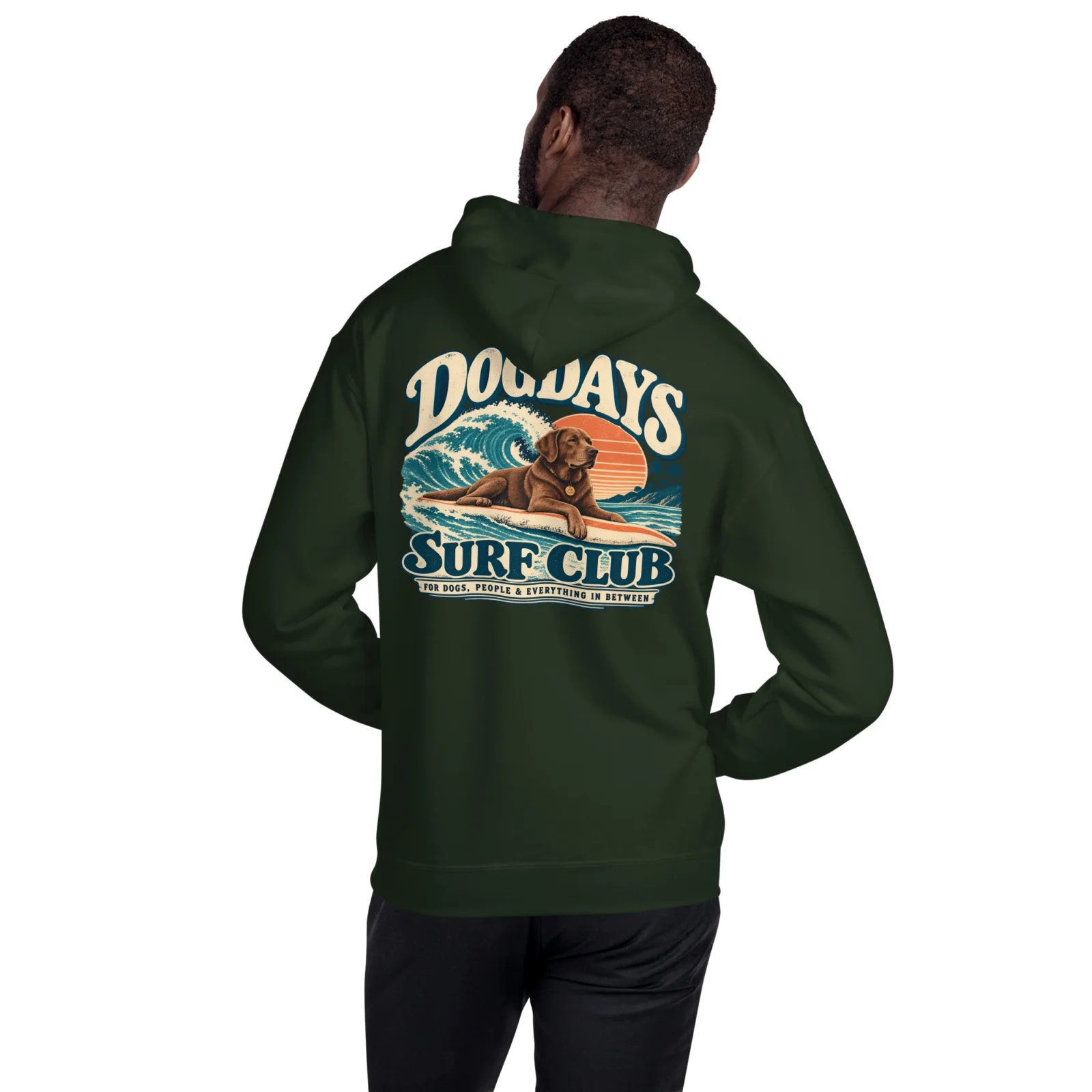 Skogsgrön hoodie med Labrador-design, bakifrån – Surf Club
