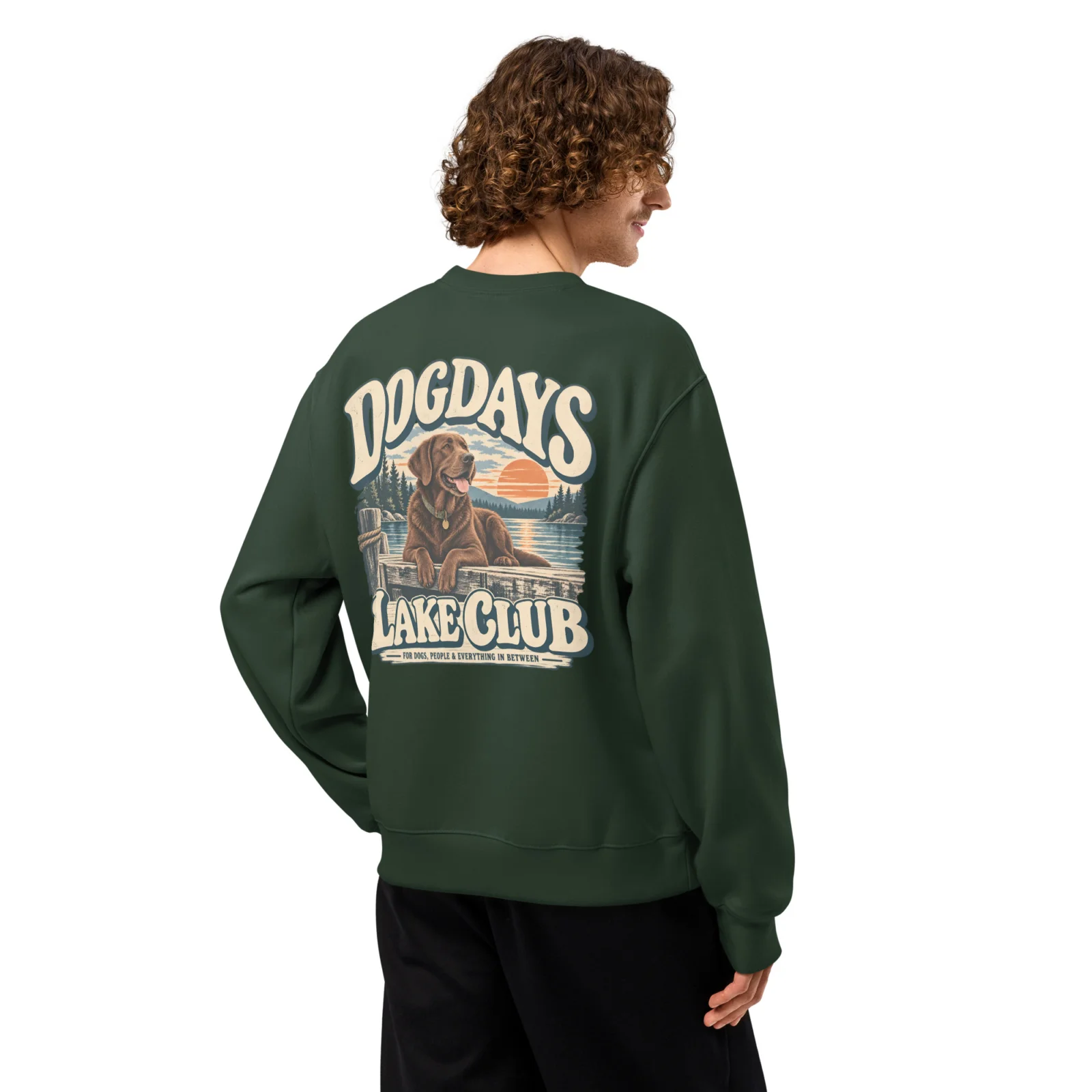 Skogsgrön crewneck med Labrador-design, bakifrån – Lake Club