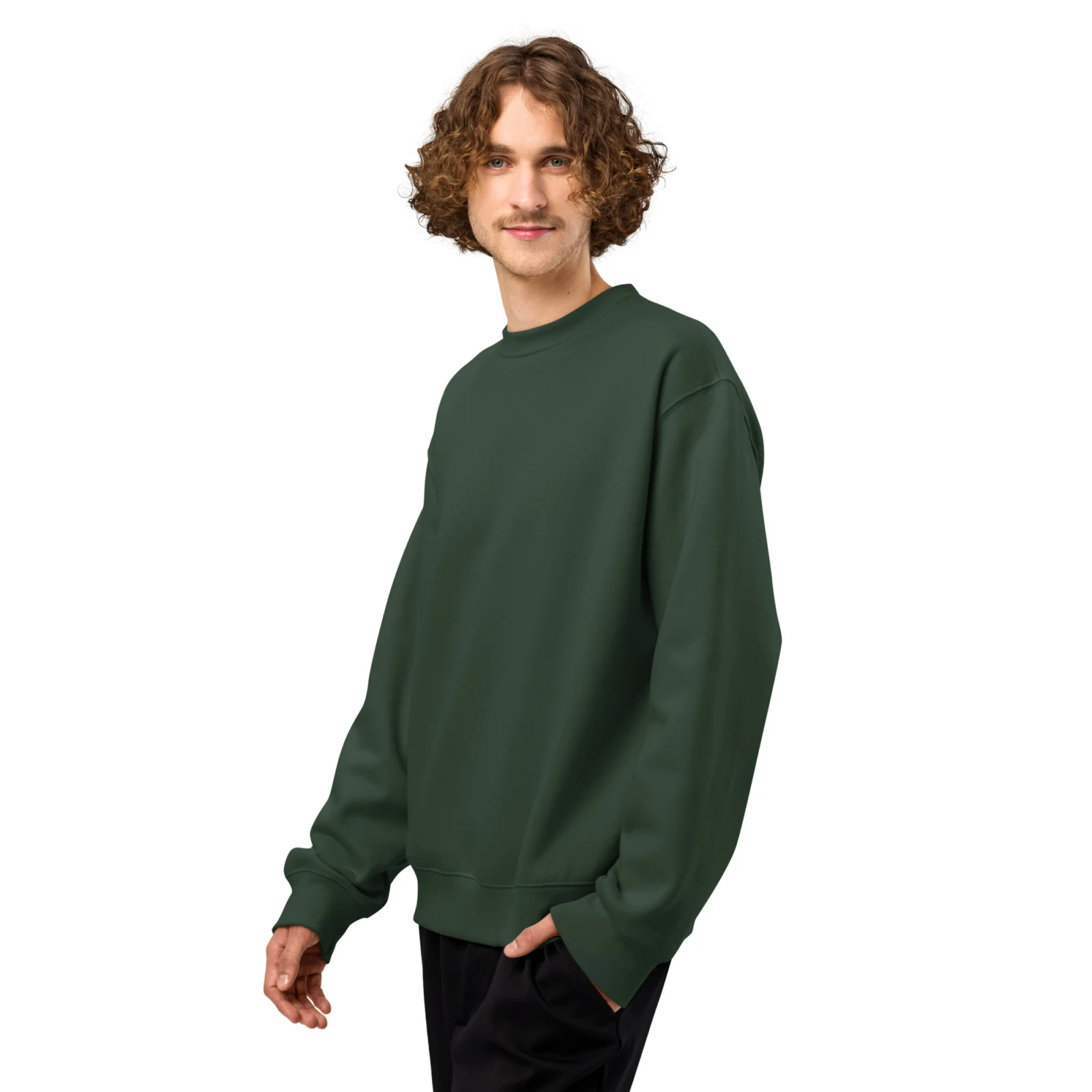 Skogsgrön crewneck med Labrador-design, sedd snett framifrån – Lake Club